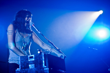 ganz in blau - Fotos: Shilpa Ray live in der Stadthalle Offenbach 